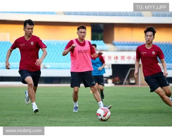 北京深圳赛前踩场图集曝光老熟人云集勾起体育记忆再聚首见证绿茵情缘 北京深圳赛前踩场图集曝光老熟人云集勾起体育记忆再聚首见证绿茵情缘
