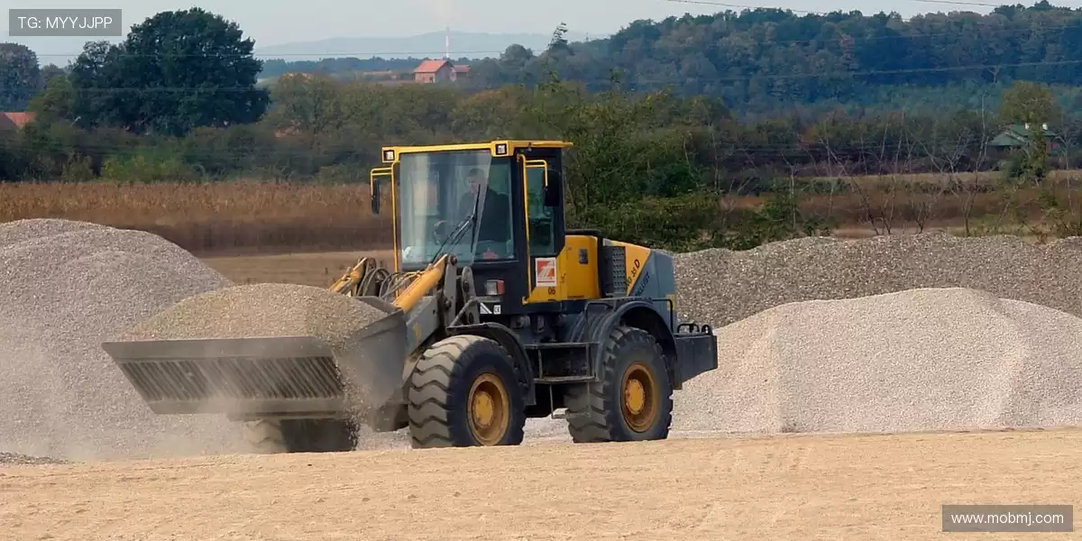 🚧 土地开垦,山坡上每一铲土都变成绿意盎然的未来 🌿